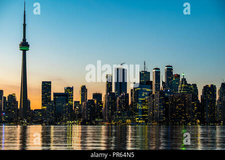 Die Skyline von Downtown Toronto von Zentrum der Insel über den Lake Ontario suchen Stockfoto