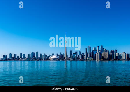 Die Skyline von Downtown Toronto von Zentrum der Insel über den Lake Ontario suchen Stockfoto