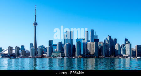 Die Skyline von Downtown Toronto von Zentrum der Insel über den Lake Ontario suchen Stockfoto