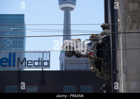 Ein Stück der Street Art der Darstellung einen Nachrichten Fahrzeug platzen aus der Wand der Glocke Medien HQ in der Innenstadt von Toronto Stockfoto