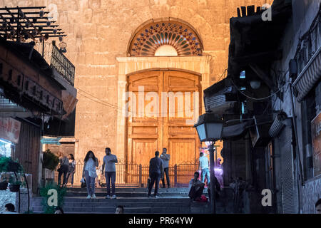 Damaskus/Syrien: Nacht Foto der Rückseite Tor der Umayyaden Moschee in Al Qaymariyya, Bab Tuma und Bab Sharqi mit Menschen zu Fuß. Stockfoto