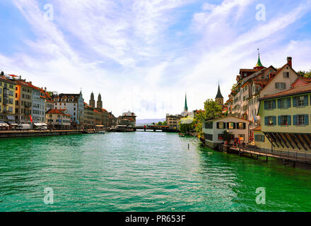 Zürich, Schweiz - 2 September, 2016: Limmat Kai mit Spitzen der drei wichtigsten Kirchen der Zürcher Grossmünster, Fraumunster und St. Peter Kirche Stockfoto