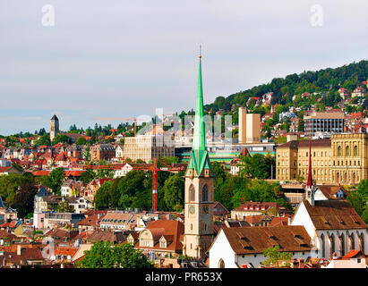 Zürich, Schweiz - 2 September, 2016: Türme Grossmünster Kirche und Wasserkirche und Dächer der Stadt Zürich, Schweiz. Stockfoto