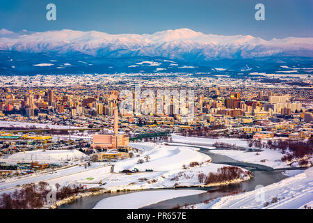 Asahikawa, Japan winter Stadtbild in Hokkaido in der Abenddämmerung. Stockfoto