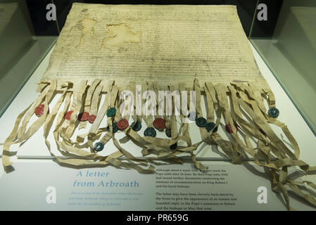 Kopie der Erklärung von Arbroath in Arbroath Abbey, Arbroath, Angus, Schottland. Stockfoto