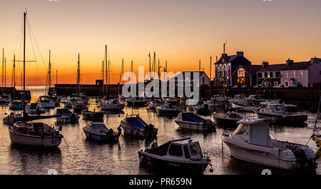 Sonnenuntergang am Hafen Aberaeron Stockfoto