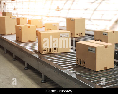 Förderstrecke mit cadrboard Kästen auf Es im Versandlager, Lieferung, Lagerung und Transport Service Konzept. 3D-Darstellung Stockfoto