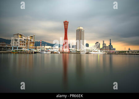 Kobe Tower am Hafen von Kobe in Kobe, Japan. Stockfoto