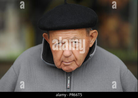 Porträt eines alten Mannes mit einem traditionellen Beret in Mirpoix Frankreich Europa Stockfoto