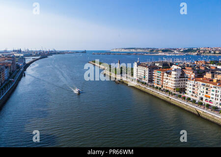 Portugalete und Las Arenas Hafen und Fluss Nervion. Blick von Vizcaya Brücke. Baskenland. Spanien Stockfoto