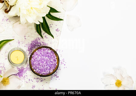 Purple Peony Bad Salzmischung für Spa und Aromatherapie Hintergrund Stockfoto