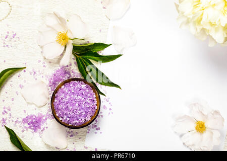 Purple Peony Bad Salzmischung für Spa und Aromatherapie Hintergrund Stockfoto
