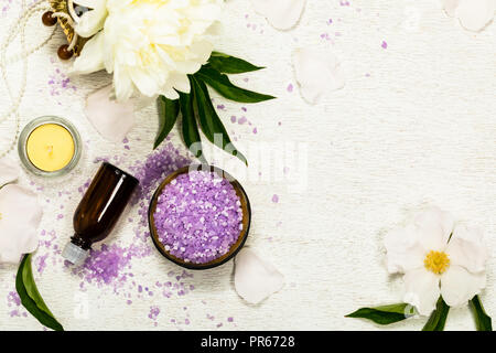 Purple Peony Bad Salzmischung für Spa und Aromatherapie Hintergrund Stockfoto