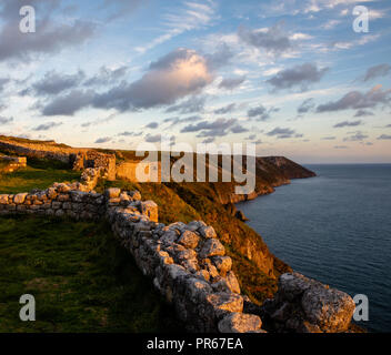 Blick auf die Ostküste von Lundy aus der Außenwände von Mariscos" Schloss an der südlichen Spitze der Insel Stockfoto