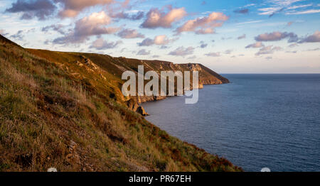 Der geschützten Ostküste von Lundy Island vor der Küste von North Devon UK von oberhalb des kleinen Hafens Stockfoto