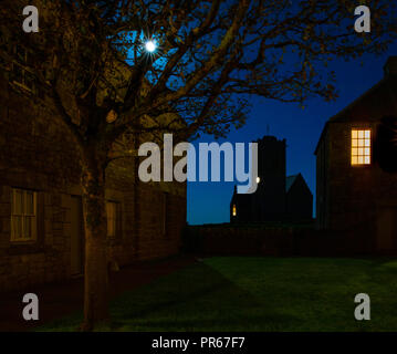 Nacht Blick auf altes Haus und St Helens Kirche auf Lundy Island vor der Küste von North Devon, Großbritannien Stockfoto