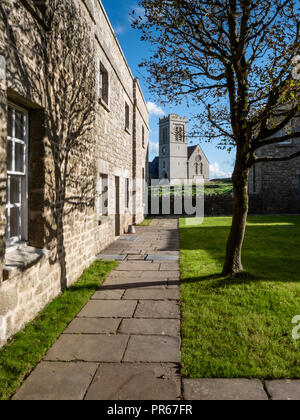 Altes Haus und St Helens Kirche auf Lundy Island vor der Küste von North Devon, Großbritannien Stockfoto