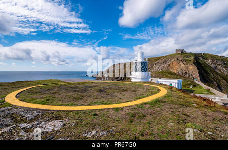 Hubschrauberlandeplatz für Air/Sea Rescue Flüge auf hohen Klippen von Süden Licht an der südlichen Küste von Lundy Island vor der Küste von Devon, Großbritannien Stockfoto