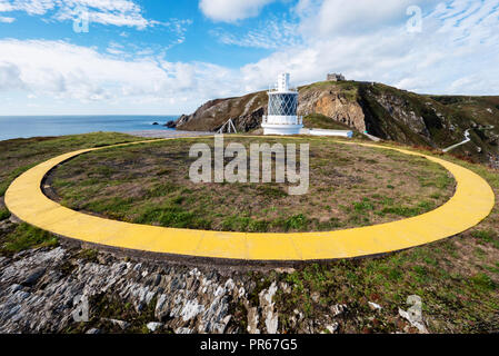 Hubschrauberlandeplatz für Air/Sea Rescue Flüge auf hohen Klippen von Süden Licht an der südlichen Küste von Lundy Island vor der Küste von Devon, Großbritannien Stockfoto