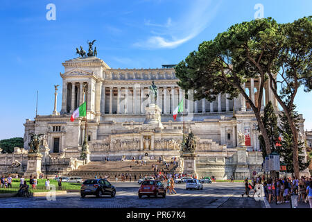 Rom/Italien, 25. August 2018 - vittoriano oder Altar des Vaterlandes und geschäftigen Piazza Venezia Stockfoto