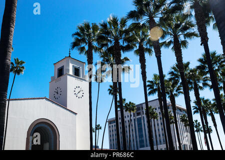 Union Station von Palmen und blauem Himmel umgeben, Los Angeles, Kalifornien Stockfoto