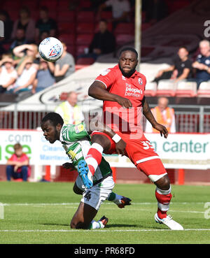 Bondz N'Gala von Crawley stellt sich während des Spiels der Sky Bet League 2 zwischen Crawley Town und Yeovil Town im Broadfield Stadium , Crawley , 29. September 2018 - nur für den redaktionellen Gebrauch, einer starken Herausforderung gegen Olufela Olomola von Yeovil. Keine Verkaufsförderung. Für Football-Bilder gelten Einschränkungen für FA und Premier League. Keine Nutzung des Internets/Handys ohne FAPL-Lizenz - für Details wenden Sie sich an Football Dataco Stockfoto