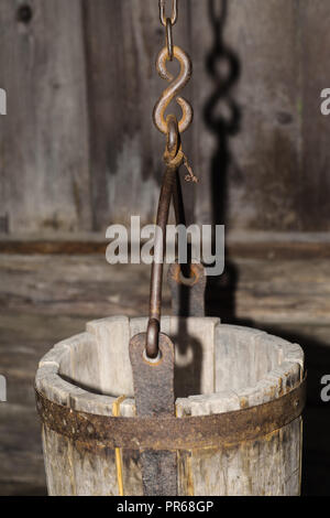 Antike Schaufeln für Wasser mit einem metallgriff. Stockfoto