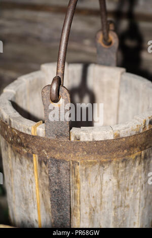 Antike Schaufeln für Wasser mit einem metallgriff. Stockfoto