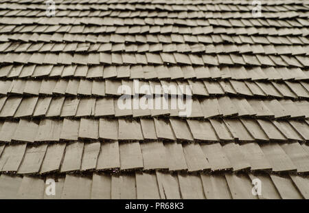 Holz- Ziegel auf dem Dach des Hauses. Holzschindeln. Stockfoto