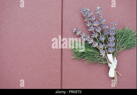 Leere Seiten von Scrapbook mit Bündel von Flieder Lavendel und grüne Zweige auf der rechten Seite offen. Kostenlose Kopie Platz für Text Stockfoto