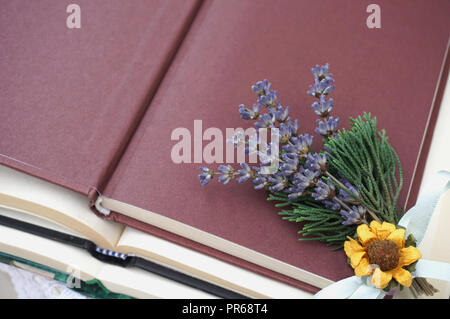 Cover des Buches Öffnen in der oberen mit Freiraum für Text, dekoriert mit Bündel von Lavendel, chemische mini Sonnenblume und grüne Zweige Stockfoto