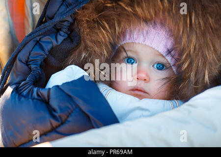 Close up Portrait von Süßes neugeborenes Mädchen im Winter Umschlag verpackt Stockfoto