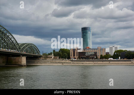 Koeln Köln Triangle Gebäude und Hohenzollern Brücke, Brücke mit Rhein Stockfoto