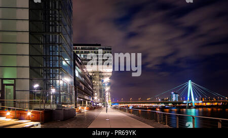 Rheinauhafen wasser Promenade in Köln Koeln und Deutzer Brücke Viadukt Stockfoto