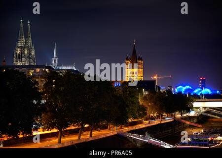 Blick auf den Kölner Dom und Groß St. Martin Kirche in der Nacht vom Schokoladenmuseum Stockfoto