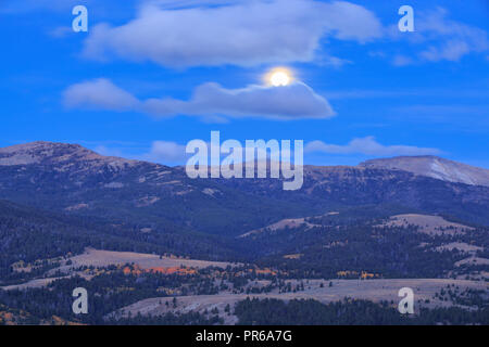 Mond über der snowcrest Bereich im Herbst in der Nähe von Erlen, Montana Stockfoto