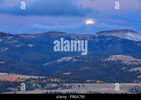 Mond über der snowcrest Bereich im Herbst in der Nähe von Erlen, Montana Stockfoto