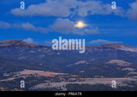 Mond über der snowcrest Bereich im Herbst in der Nähe von Erlen, Montana Stockfoto