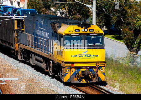 PERTH, AUSTRALIEN - 16. September 2018: Indian Pacific Personenverkehr Zug, der zwischen Sydney, über den Pazifik, und Perth auf der Indien arbeitet Stockfoto