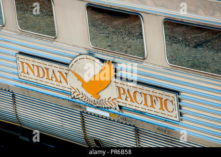 PERTH, AUSTRALIEN - 16. September 2018: Indian Pacific Personenverkehr Zug, der zwischen Sydney, über den Pazifik, und Perth auf der Indien arbeitet Stockfoto