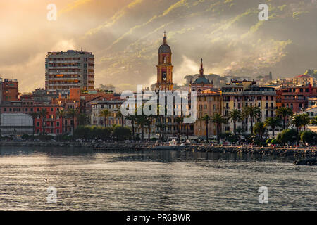 Misty Skyline auf romantischen Dorf italienische Riviera Rapallo Golf von Tigullio Genova Ligurien Italien Stockfoto