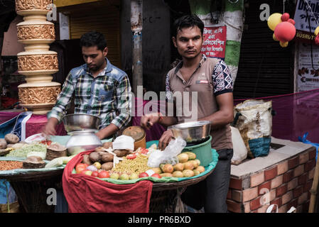 Street Food, gekochte Kartoffel, gemischt, mit Erbsen, Zitrone, Salz zu einem beliebten Fast food, in Kalkutta, Durga Puja, Festival, Indien. Stockfoto