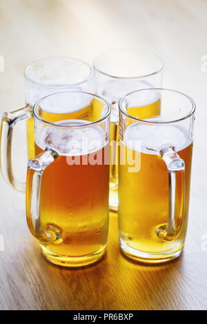 Vier Gläser Lagerbier frisches Bier am Tisch, Nahaufnahme Stockfoto