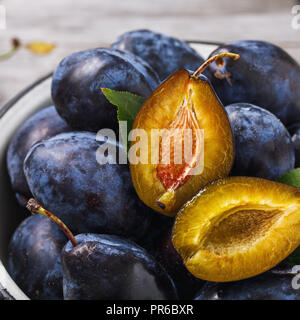 Volle Platte von reifen Pflaumen Früchte auf Holztisch close-up Stockfoto