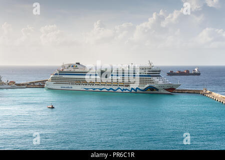 Bridgetown, Barbados - Dezember 18, 2016: AIDA Diva Kreuzfahrtschiff von der Deutschen Kreuzfahrt AIDA Cruises im Hafen von Bridgetown, Barbados günstig Stockfoto