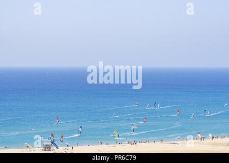 Malerische Strand in Prasonisi auf der Insel Rhodos, Dodekanes, Griechenland. Panorama mit einem schönen Sandstrand und klarem blauen Wasser. Bekannte touristische Destination in Sout Stockfoto