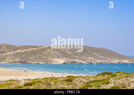 Malerische Strand in Prasonisi auf der Insel Rhodos, Dodekanes, Griechenland. Panorama mit einem schönen Sandstrand und klarem blauen Wasser. Bekannte touristische Destination in Sout Stockfoto