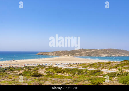 Malerische Strand in Prasonisi auf der Insel Rhodos, Dodekanes, Griechenland. Panorama mit einem schönen Sandstrand und klarem blauen Wasser. Bekannte touristische Destination in Sout Stockfoto