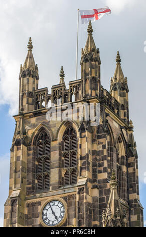 Kirche mit England St. George flag, Stockport, Cheshire, Großbritannien Stockfoto