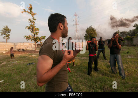 Der Leiter der Einav Levy-Delegation von Natan Humanitarian Aid unterrichtete Krav Maga ein israelisches Selbstverteidigungssystem, das für die israelische Armee entwickelt wurde, um eine Gruppe haitianischer Männer zu bilden, die als Sicherheitskräfte des provisorischen Lagers in Port-au-Prince ausgebildet wurden, das für Überlebende eines Erdbebens der Stärke 7,0 errichtet wurde, das Haiti am 12. Januar 2010 heimsuchte Stockfoto